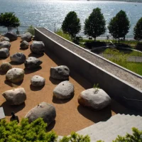 immagine per Goldsworthy. Garden of stone - 18 massi in granito-alberi di quercia nana-terra New York 2003