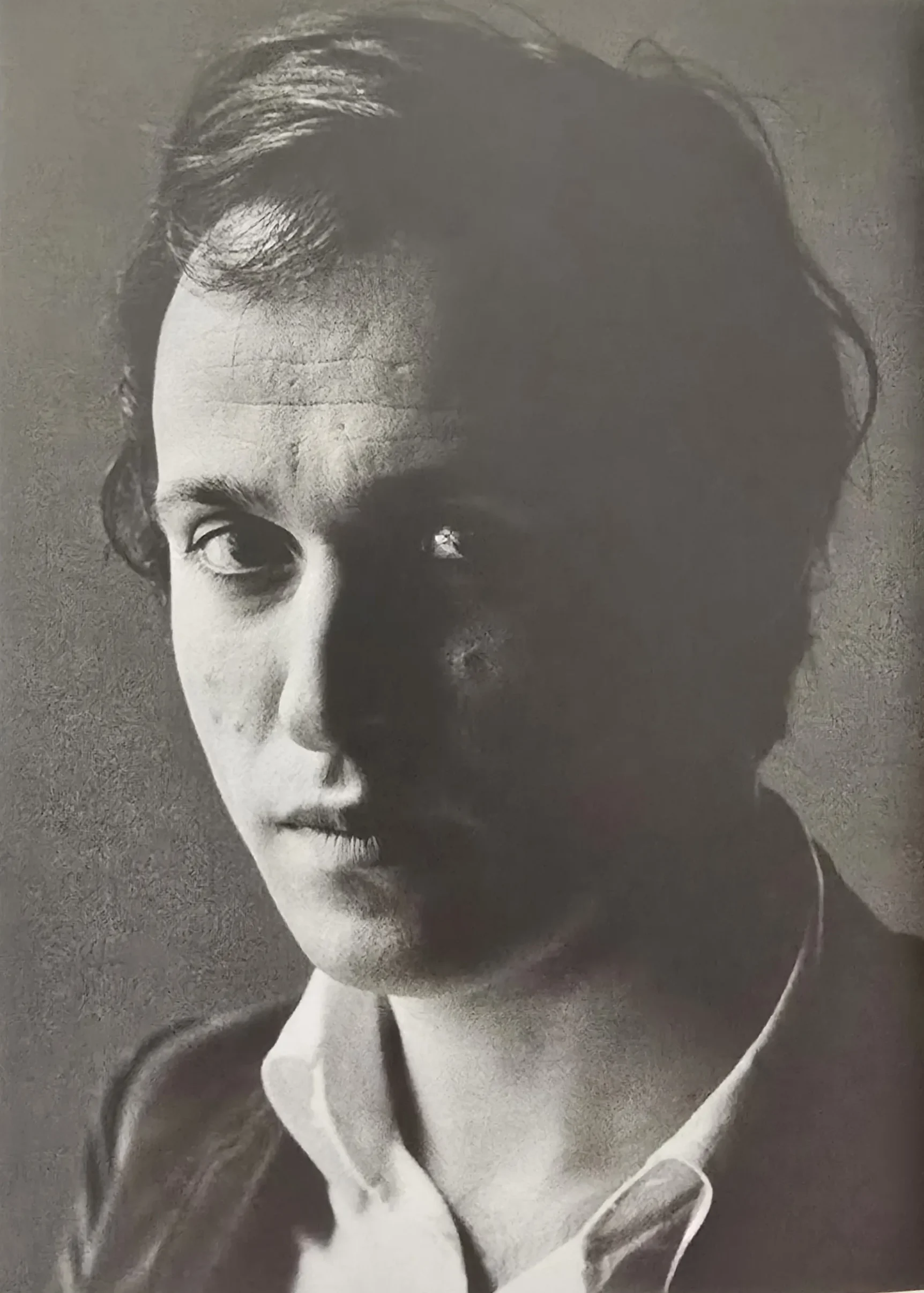 immagine per Fig. 10. Ugo Mulas, Mario Schifano nel suo studio a Roma, 1966. La fotografia è pubblicata in Ugo Mulas: l’operazione fotografica, 2023. © Eredi Ugo Mulas
