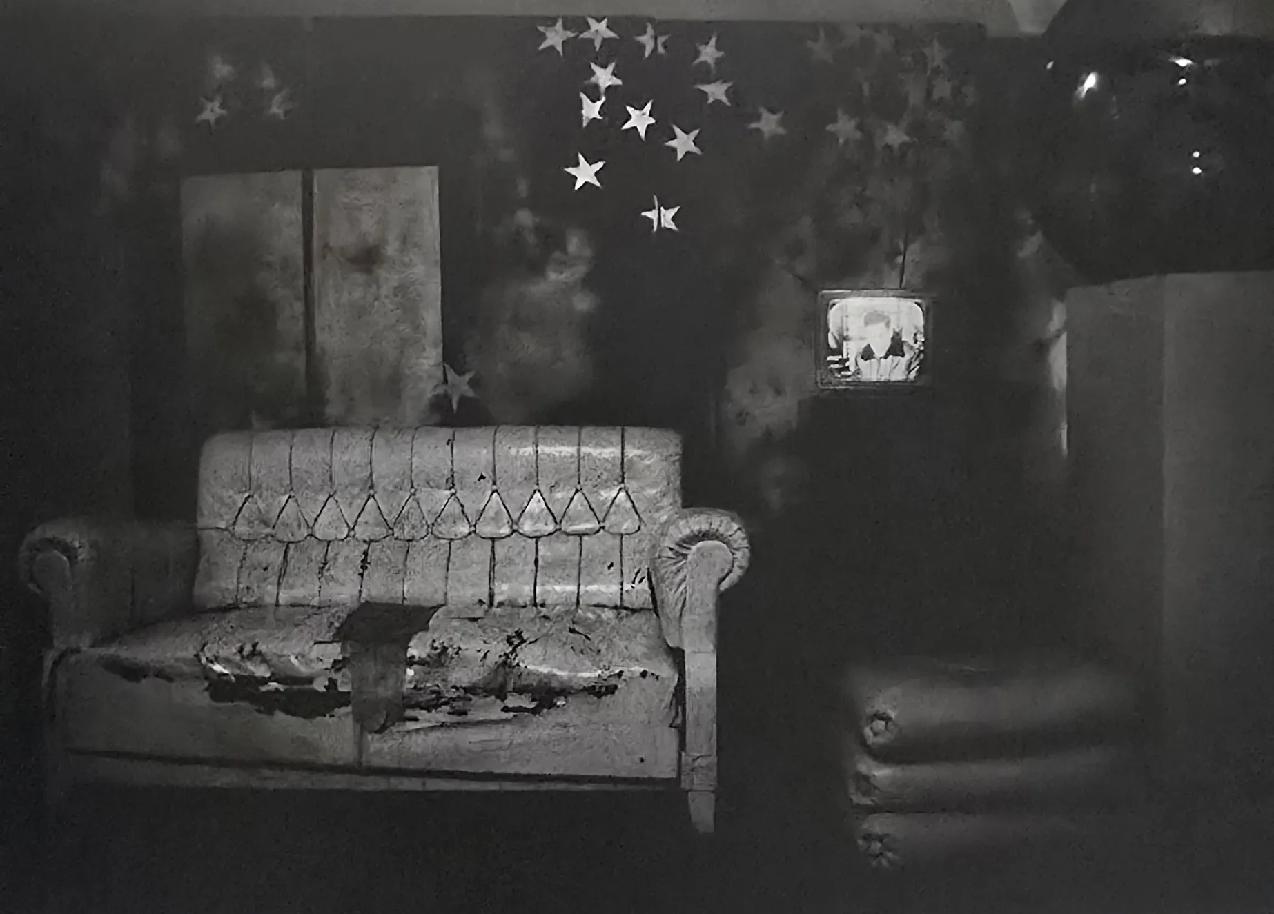 immagine per Fig. 12. Ugo Mulas, Interno dello studio di Mario Schifano, Roma, 1967. La fotografia è pubblicata in Ugo Mulas: l’operazione fotografica, 2023. © Eredi Ugo Mulas