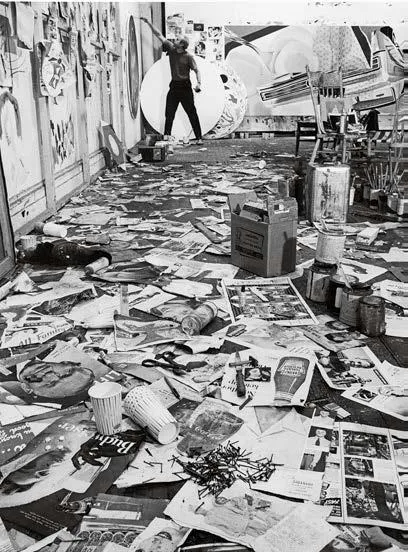 Fig. 16. Ugo Mulas, James Rosenquist nel suo studio, New York, autunno 1964. La fotografia è pubblicata in New York: Arte e persone, 1967. © Eredi Ugo Mulas immagine per Fig. 16. Ugo Mulas, James Rosenquist nel suo studio, New York, autunno 1964. La fotografia è pubblicata in New York: Arte e persone, 1967. © Eredi Ugo Mulas