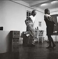 immagine per Fig. 17. Ugo Mulas, Jasper Johns balla con Nancy Fish nello studio di Riverside Drive, New York, novembre 1964. La fotografia è pubblicata in Flavio Fergonzi, Ugo Mulas/Jasper Johns. Fotografia come atto critico, 2026. © Eredi Ugo Mulas