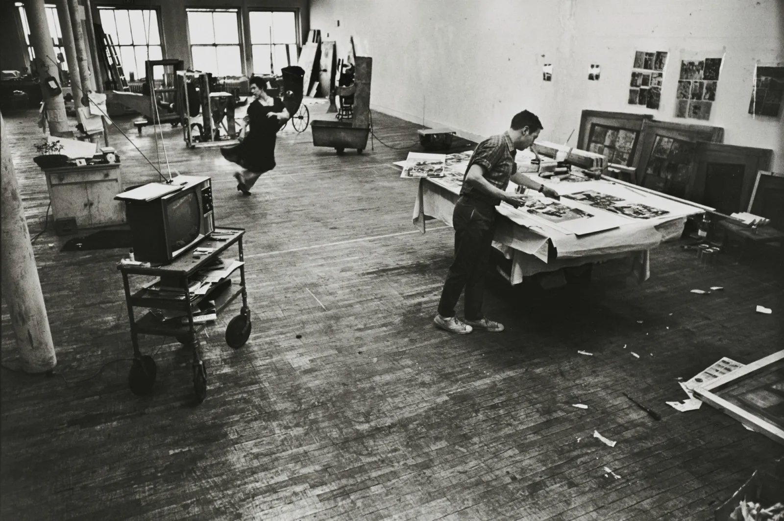 immagine per Fig. 18. Ugo Mulas, Robert Rauschenberg nello studio di Broadway mentre Judith Dunn e altri danzatori provano il balletto Spring Training di Steve Paxton, New York, 1965. La fotografia è pubblicata in Ugo Mulas: l’operazione fotografica, 2023. © Eredi Ugo Mulas