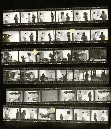 Fig. 19. Alan Solomon, Ugo Mulas fotografa Jasper Johns mentre esegue una replica di 0 through 9 nello studio di Edisto Beach, South Carolina, fine ottobre 1965. Provino a contatto. Courtesy Archivio Ugo Mulas. La fotografia è pubblicata in Flavio Fergonzi, Ugo Mulas/Jasper Johns. Fotografia come atto critico, 2026. © Eredi Ugo Mulas immagine per Fig. 19. Alan Solomon, Ugo Mulas fotografa Jasper Johns mentre esegue una replica di 0 through 9 nello studio di Edisto Beach, South Carolina, fine ottobre 1965. Provino a contatto. Courtesy Archivio Ugo Mulas. La fotografia è pubblicata in Flavio Fergonzi, Ugo Mulas/Jasper Johns. Fotografia come atto critico, 2026. © Eredi Ugo Mulas