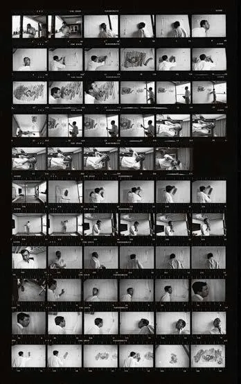 Fig. 20. Ugo Mulas, Jasper Johns esegue una versione di Skin nello studio di Edisto Beach, South Carolina, fine ottobre 1965. Operazione (circa 1970) su tre provini a contatto. Courtesy Archivio Ugo Mulas. La fotografia è pubblicata in Flavio Fergonzi, Ugo Mulas/Jasper Johns. Fotografia come atto critico, 2026. © Eredi Ugo Mulas immagine per Fig. 20. Ugo Mulas, Jasper Johns esegue una versione di Skin nello studio di Edisto Beach, South Carolina, fine ottobre 1965. Operazione (circa 1970) su tre provini a contatto. Courtesy Archivio Ugo Mulas. La fotografia è pubblicata in Flavio Fergonzi, Ugo Mulas/Jasper Johns. Fotografia come atto critico, 2026. © Eredi Ugo Mulas