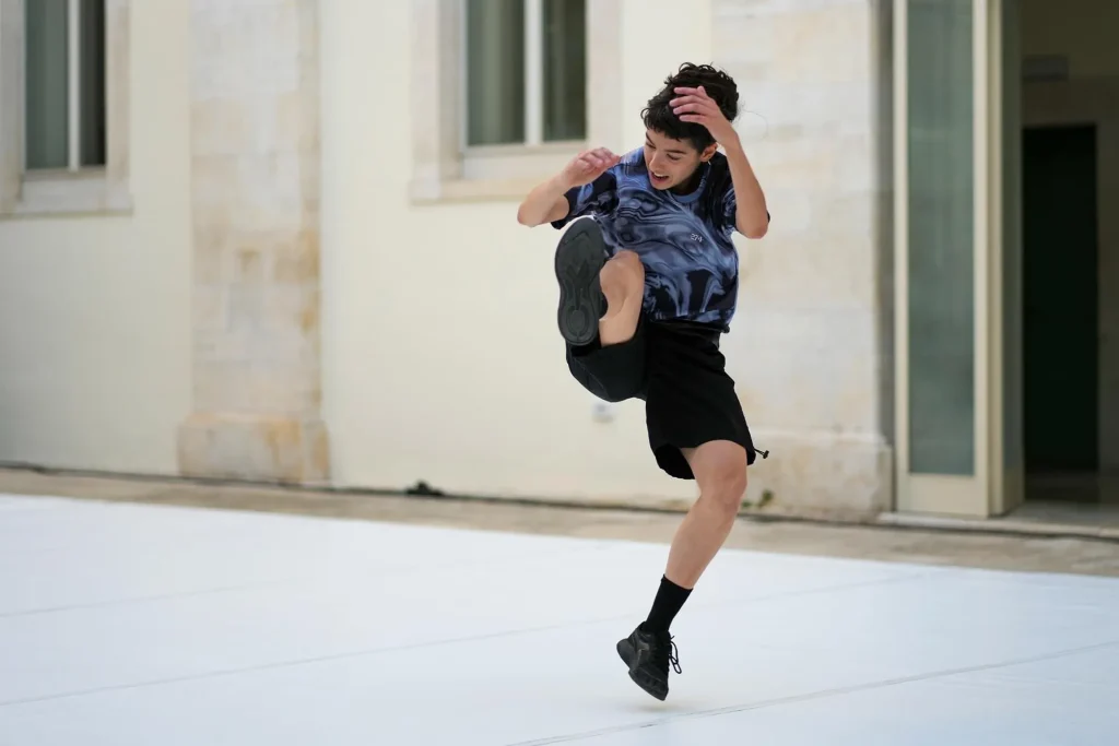 immagine per FLLNGLS di Michael Incarbone, con la perfomer Erica Bravini ph. Sara Napoletano