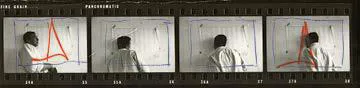 immagine per Fig. 21. Ugo Mulas, Jasper Johns esegue una versione di Skin nello studio di Edisto Beach, South Carolina, fine ottobre 1965. Dettagli di due provini a contatto. Courtesy Archivio Ugo Mulas. La fotografia è pubblicata in Flavio Fergonzi, Ugo Mulas/Jasper Johns. Fotografia come atto critico, 2026. © Eredi Ugo Mulas
