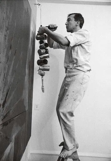 Fig. 23. Ugo Mulas, Jasper Johns durante il montaggio finale di Studio, novembre 1964. Le due fotografie sono pubblicate in New York: Arte e persone, 1967. © Eredi Ugo Mulas immagine per Fig. 23. Ugo Mulas, Jasper Johns durante il montaggio finale di Studio, novembre 1964. Le due fotografie sono pubblicate in New York: Arte e persone, 1967. © Eredi Ugo Mulas