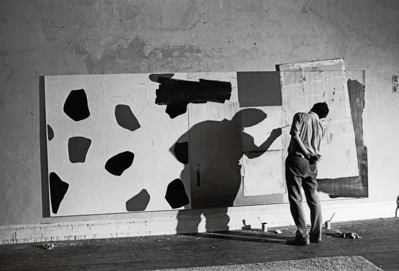 Fig. 24. Ugo Mulas, Jasper Johns interviene su Harlem Light nello studio di Canal Street, New York, autunno 1967. La fotografia è pubblicata in U. Mulas, La fotografia, 1973. © Eredi Ugo Mulas immagine per Fig. 24. Ugo Mulas, Jasper Johns interviene su Harlem Light nello studio di Canal Street, New York, autunno 1967. La fotografia è pubblicata in U. Mulas, La fotografia, 1973. © Eredi Ugo Mulas