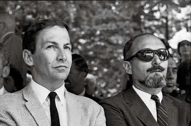 Fig. 3. Ugo Mulas, Robert Rauschenberg e Alan Solomon durante la cerimonia di premiazione della XXXII Biennale di Venezia, giugno 1964 La fotografia è pubblicata in Flavio Fergonzi, <em>Ugo Mulas/Jasper Johns</em>. <em>Fotografia come atto critico</em>, 2026. © Eredi Ugo Mulas immagine per Fig. 3. Ugo Mulas, Robert Rauschenberg e Alan Solomon durante la cerimonia di premiazione della XXXII Biennale di Venezia, giugno 1964 La fotografia è pubblicata in Flavio Fergonzi, Ugo Mulas/Jasper Johns. Fotografia come atto critico, 2026. © Eredi Ugo Mulas