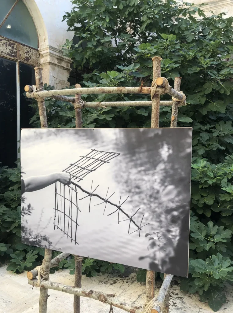 immagine per Chloé Azzopardi, Non Technological Devices, 2023. Cortile interno di Casa Santa, Monopoli, Festival PhEST 2026. Foto di Floriana Savino