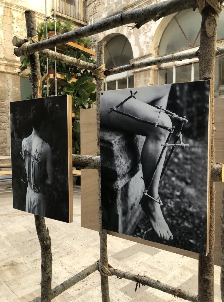 immagine per Chloé Azzopardi, Non Technological Devices, 2023. Cortile interno di Casa Santa, Monopoli, Festival PhEST 2026. Foto di Floriana Savino