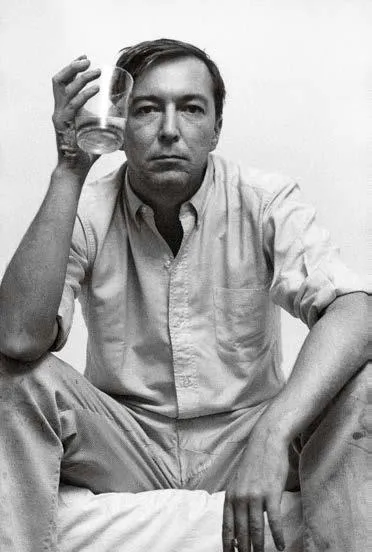 Fig. 6. Jasper Johns nello studio di Riverside Drive, New York, novembre 1964. La fotografia è pubblicata in <em>New York: Arte e persone</em>, 1967. © Eredi Ugo Mulas immagine per Fig. 6. Jasper Johns nello studio di Riverside Drive, New York, novembre 1964. La fotografia è pubblicata in New York: Arte e persone, 1967. © Eredi Ugo Mulas