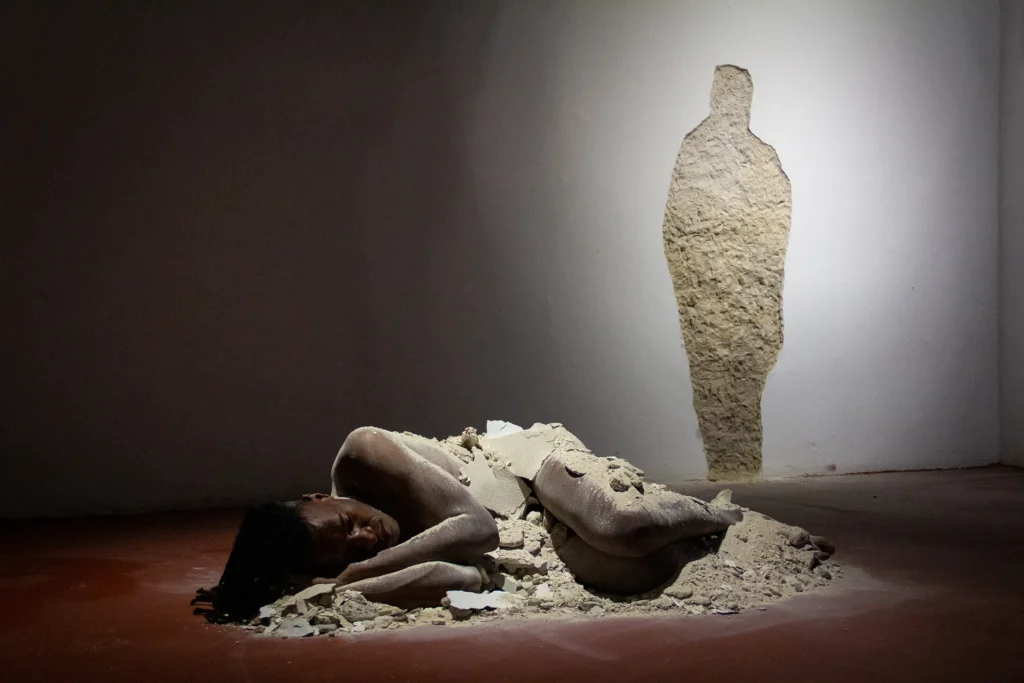 immagine per Carlos Martiel, Ascendencia Charrúa (Charrúa Ancestry), 2018. Espacio de Arte Contemporáneo, Montevideo, Uruguay. Photo by Elena Téliz. Courtesy of the artist.