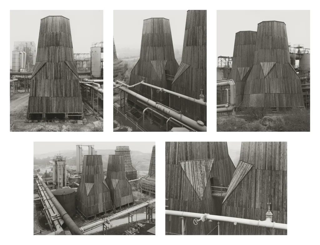 Autore: Bernd & Hilla Becher Titolo: Torri di raffreddamento #: BHB-KT-4 Anno: 1985 Tecnica: Stampa ai sali d’argento ©: Estate Bernd & Hilla Becher, rappresentato da Max Becher Courtesy Die Photographische Sammlung/SK Stiftung Kultur – Bernd &