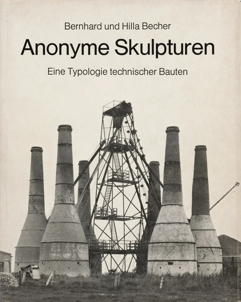 Autore: Bernd & Hilla Becher Titolo: Anonyme Skulpturen. Eine Typologie technischer Bauten, Art-Press, Düsseldorf Copertina Anno: 1970 Courtesy Die Photographische Sammlung/SK Stiftung Kultur, Köln