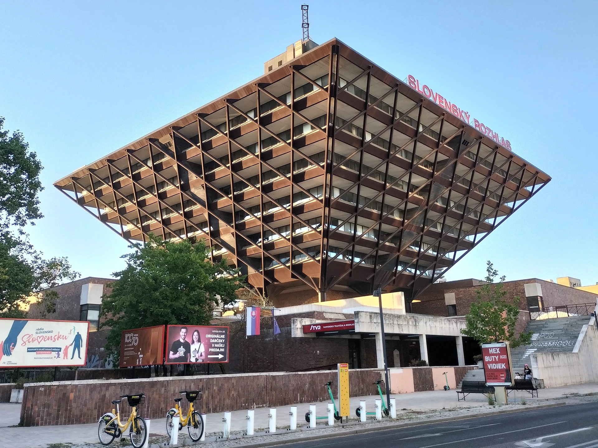 immagine per Bratislava, Piramide Rovesciata