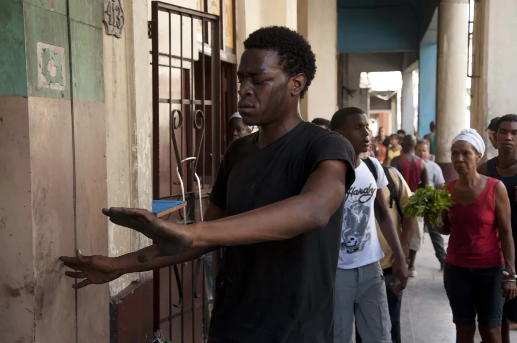 immagine per Carlos Martiel, Cuatro paredes (Four Walls), 2011. Havana, Cuba. Photo by Juan Carlos Alom. Courtesy of the artist.