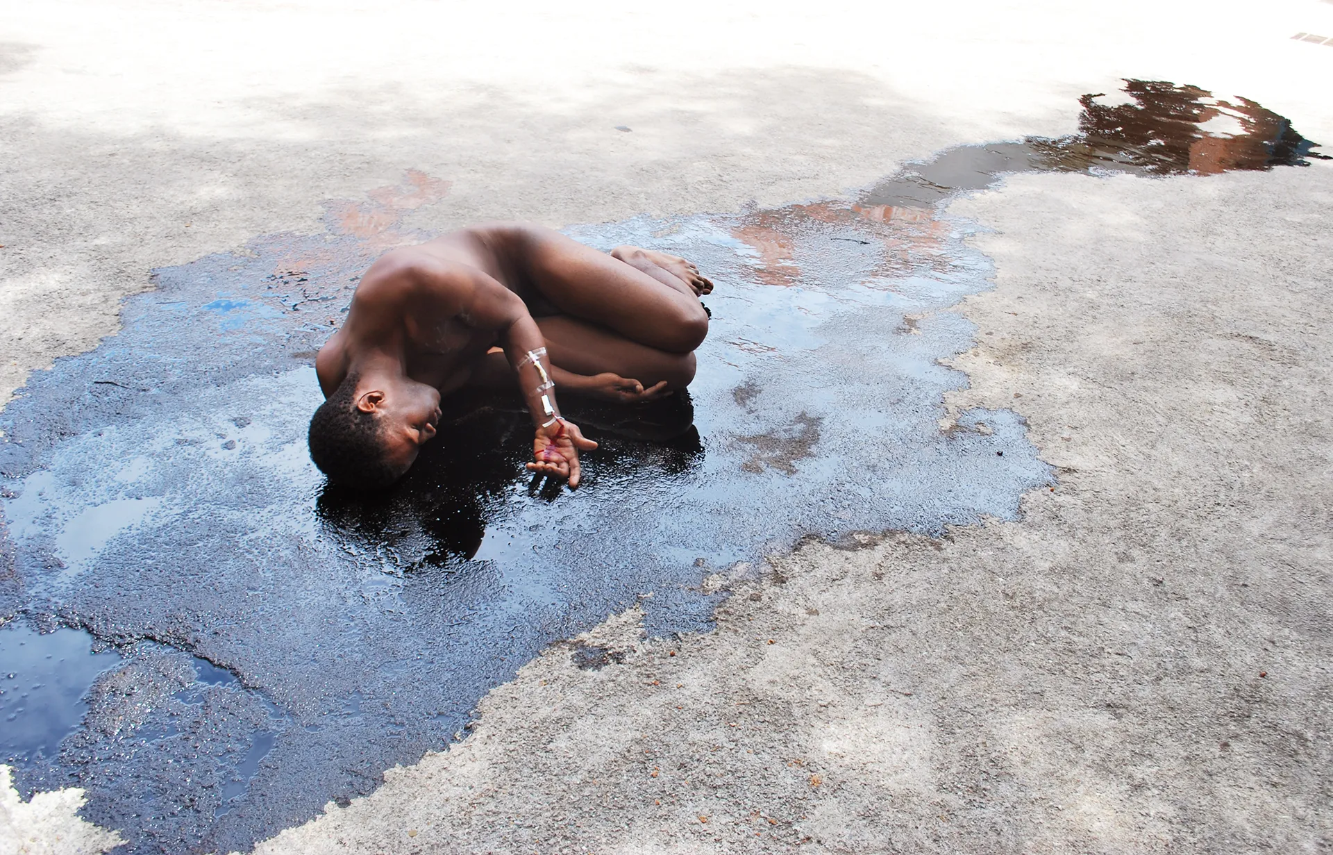 immagine per Carlos Martiel, Derrames (Spills), 2011. Havana, Cuba. . . Photographic triptych Photo by Eduardo Yaque Courtesy of the artist.
