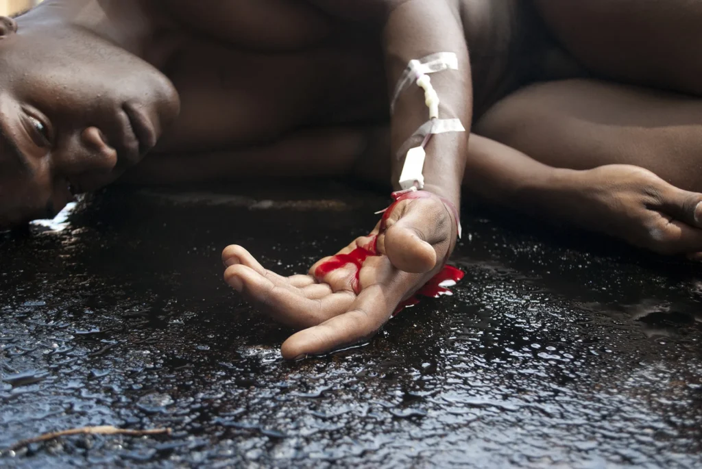 immagine per Carlos Martiel, Derrames (Spills), 2011. Havana, Cuba. . . Photographic triptych Photo by Eduardo Yaque Courtesy of the artist.