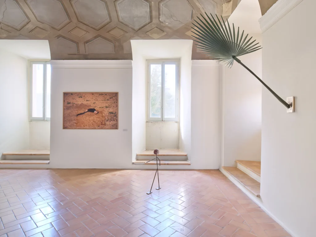immagine per Veduta della mostra Il campo espanso. Arte e agricoltura in Italia dagli anni Sessanta ad oggi, a cura di Simone Ciglia, Palazzo Collicola, Spoleto, 23 marzo–8 giugno 2025. Opere di (da sinistra verso destra): Massimo Bartolini, Luca Francesconi, Elisabetta Benassi. Foto Giuliano Vaccai