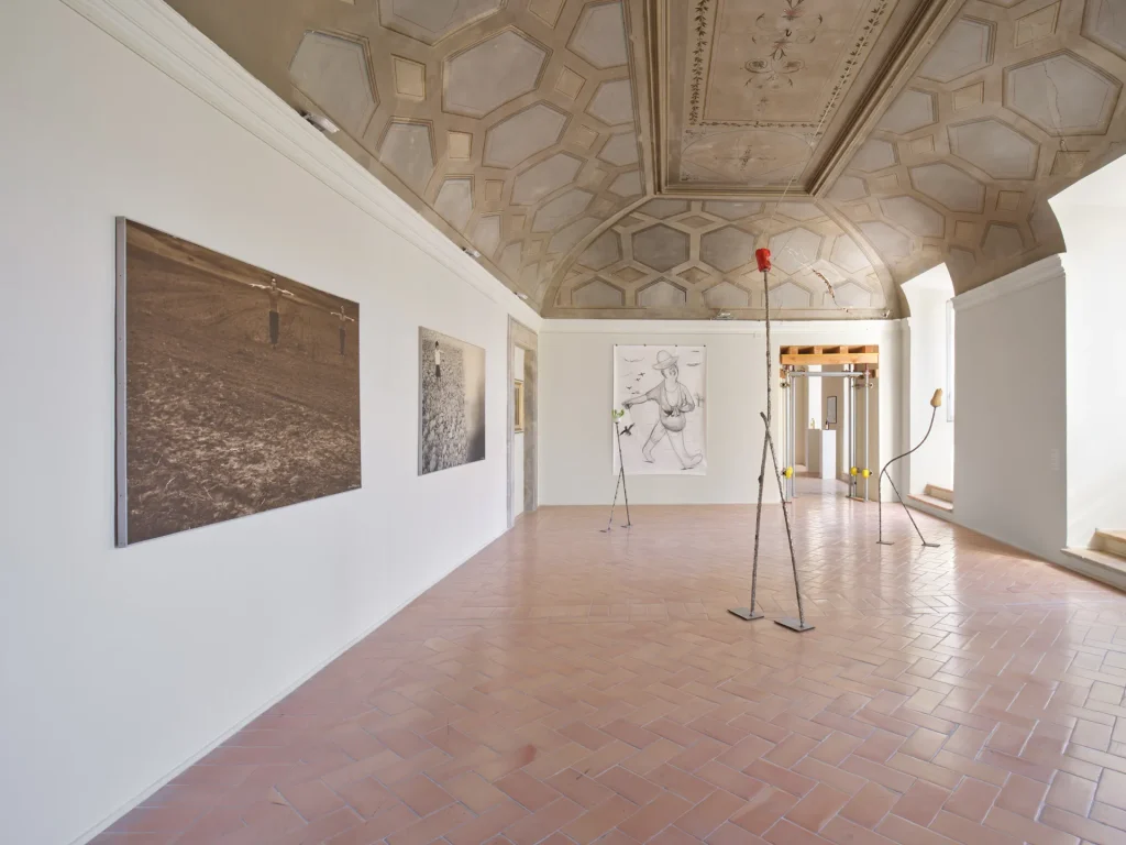 immagine per Veduta della mostra Il campo espanso. Arte e agricoltura in Italia dagli anni Sessanta ad oggi, a cura di Simone Ciglia, Palazzo Collicola, Spoleto, 23 marzo–8 giugno 2025. Opere di (da sinistra verso destra): Luca Patella, Armando Pizzinato, Luca Francesconi, Lorenzo Scotto di Luzio. Foto Giuliano Vaccai