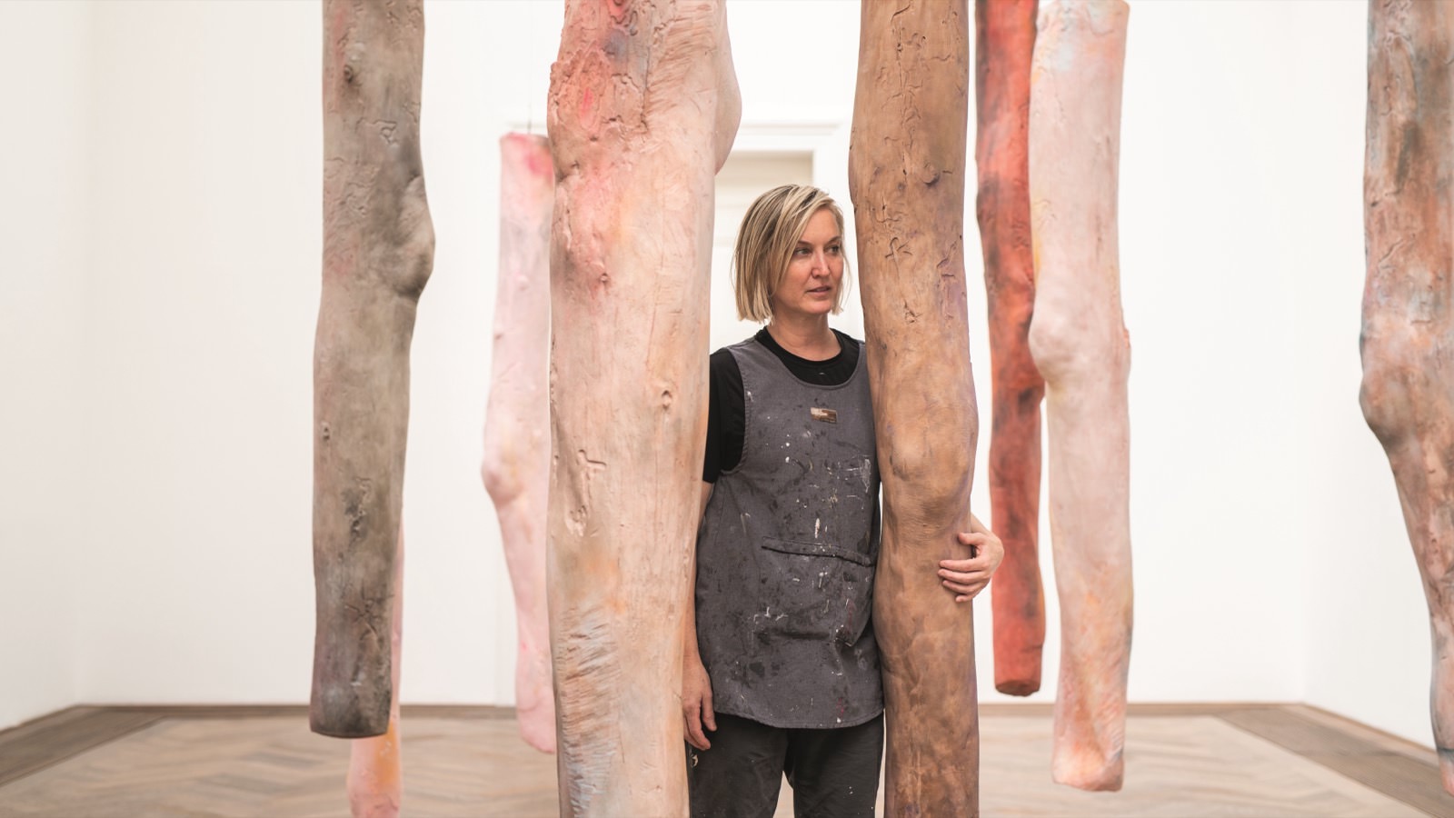 immagine per Kaari Upson con Mother’s Legs