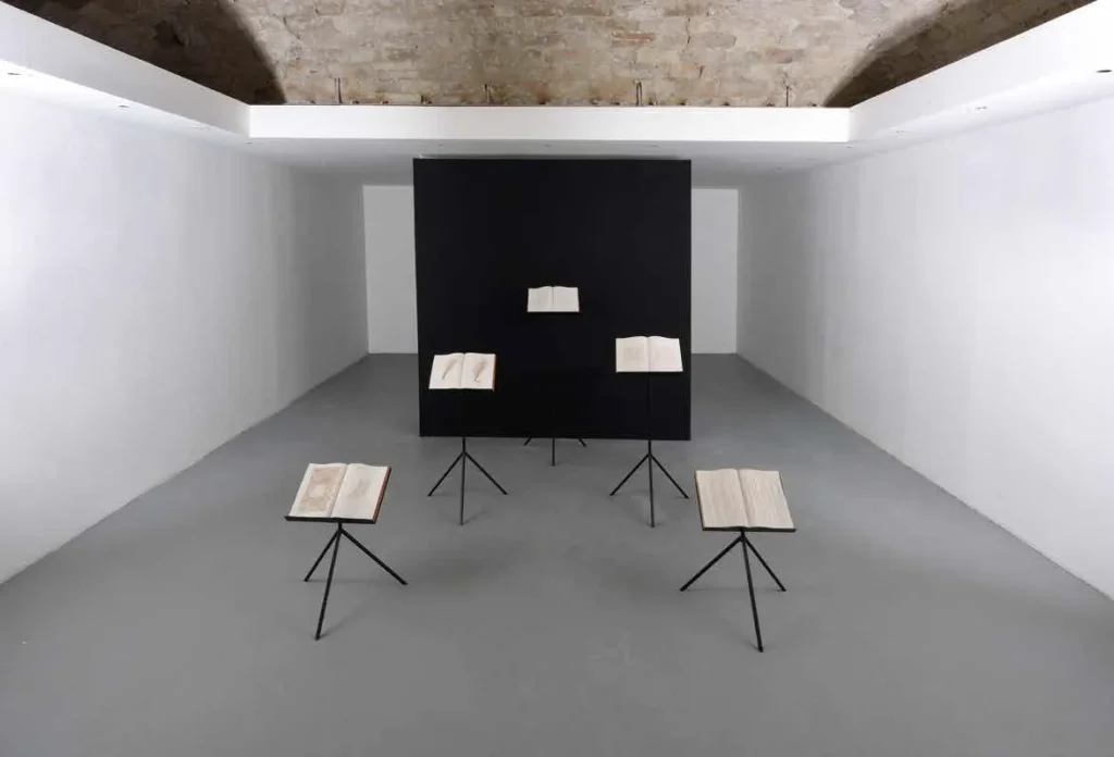 immagine per Veduta della mostra La forma della terra. Geografia della ceramica contemporanea, a cura di Simone Ciglia, Palazzo De Sanctis, Fondazione Malvina Menegaz, Castelbasso (TE), 25 luglio–30 agosto 2020. Opere di Ugo La Pietra. Foto Gino Di Paolo