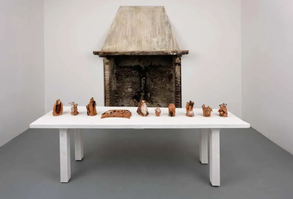 immagine per Veduta della mostra La forma della terra. Geografia della ceramica contemporanea, a cura di Simone Ciglia, Palazzo De Sanctis, Fondazione Malvina Menegaz, Castelbasso (TE), 25 luglio–30 agosto 2020. Opere di Enzo Cucchi. Foto Gino Di Paolo