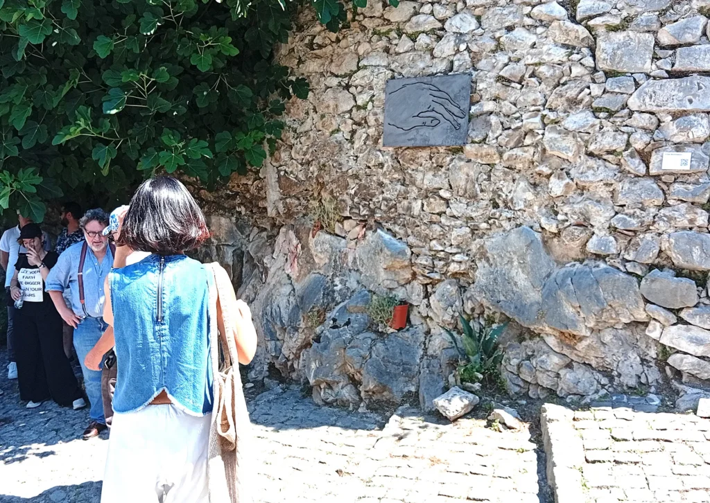 immagine per La mano sinistra, opera pubblica di Elisa Montessori - ph. B. Martusciello, Straperetana 2026