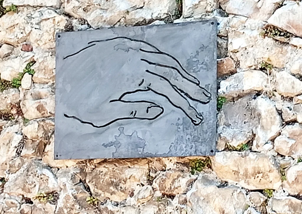 immagine per La mano sinistra, opera pubblica di Elisa Montessori - ph. B. Martusciello, Straperetana 2026