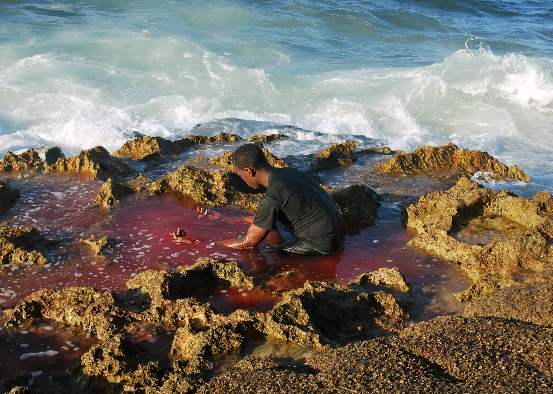 immagine per Carlos Martiel, Lazos de sangre (Bloodline), 2010. Havana, Cuba. Photo by Rafael Villares. Courtesy of the artist.