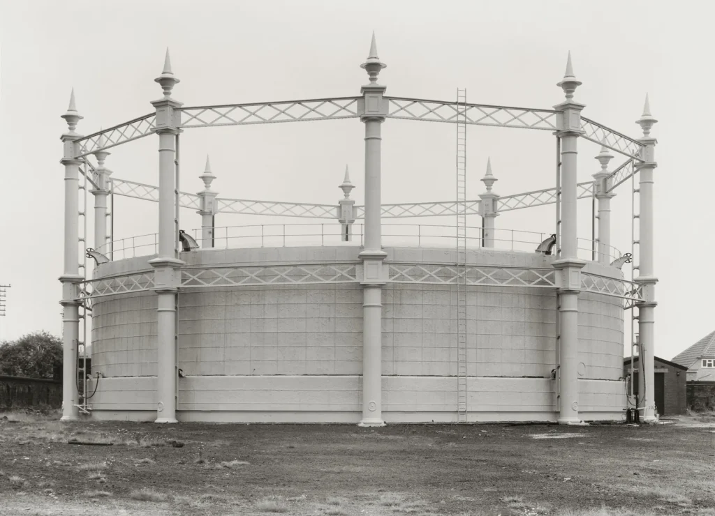 Autore: Bernd & Hilla Becher Titolo: Gasometro, 1886, Tyldesley, dintorni di Manchester, Gran Bretagna #: PSD-BHB-2024-041 Anno: 1966 Tecnica: Stampa ai sali d’argento ©: Estate Bernd & Hilla Becher, rappresentato da Max Becher Courtesy Die Photographische Sammlung/SK Stiftung Kultur – Bernd & Hilla Becher Archiv, Colonia