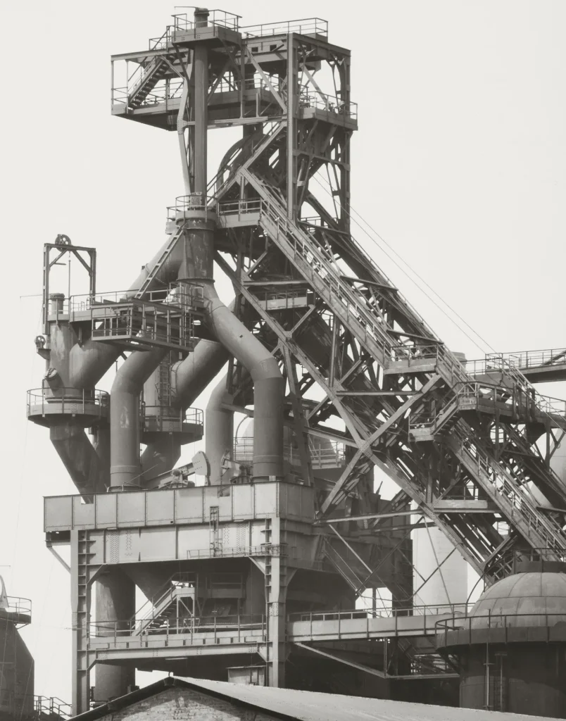 Autore: Bernd & Hilla Becher Titolo: Altoforno , c. 1930, stabilimento siderurgico Esch, Lussemburgo #: PSD-BHB-2024-043 Anno: 1969 Tecnica: Stampa ai Sali d’argento ©: Estate Bernd & Hilla Becher, rappresentato da Max Becher Courtesy Die Photographische Sammlung/SK Stiftung Kultur – Bernd & Hilla Becher Archiv, Colonia