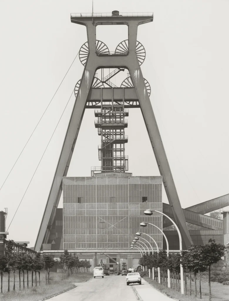 Autore: Bernd & Hilla Becher Titolo: Torri di estrazione, 1958, miniera di carbone Graf Bismarck, Gelsenkirchen, regione della Ruhr, Germania #: PSD-BHB-2024-049 Anno: 1967 Tecnica: Stampa ai sali d’argento ©: Estate Bernd & Hilla Becher, rappresentato da Max Becher Courtesy Die Photographische Sammlung/SK Stiftung Kultur – Bernd & Hilla Becher Archiv, Colonia