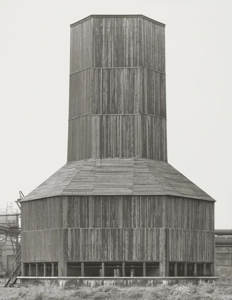 Autore: Bernd & Hilla Becher Titolo: Torre di raffreddamento, 1962, miniera di carbone Mont-Cenis, Herne, regione della Ruhr, Germania #: PSD-BHB-2024-056_1 Anno: 1965 Tecnica: Stampa ai sali d’argento ©: Estate Bernd & Hilla Becher, rappresentato da Max Becher Courtesy Die Photographische Sammlung/SK Stiftung Kultur – Bernd & Hilla Becher Archiv, Colonia