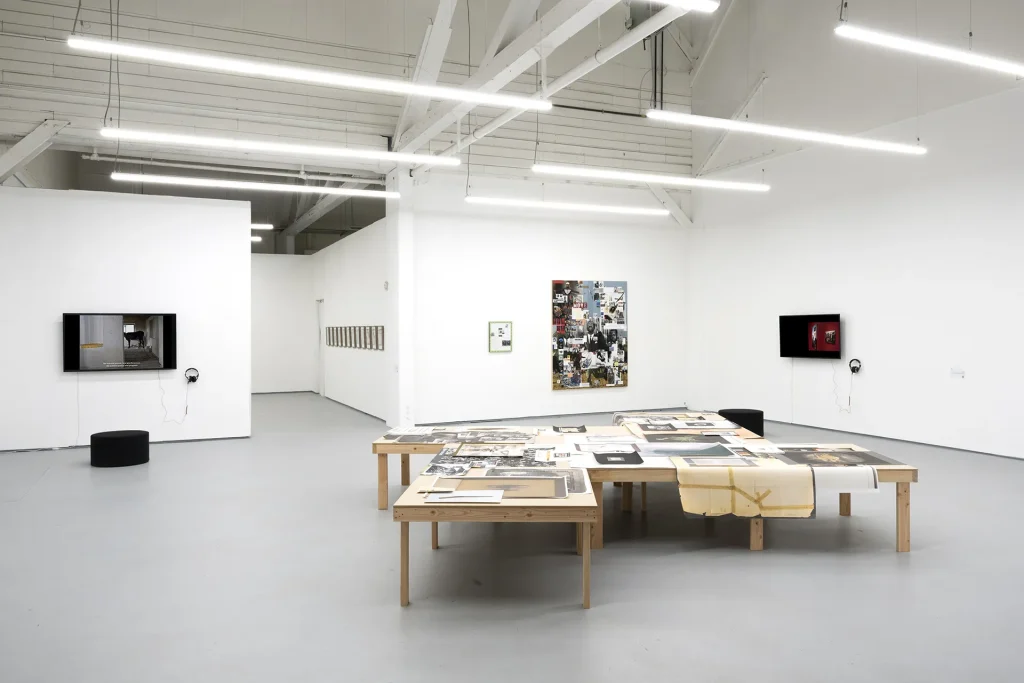 immagine per Veduta della mostra The Whisperers, a cura di Tannaz Farsi e Simone Ciglia, Ditch Projects, Springfield, OR, 17 gennaio–15 febbraio 2026. Opere di (da sinistra verso destra): Shadi Harouni, Stephanie Syjuco, Zora Murff, Noor Abuarafeh. Foto Mike Bray