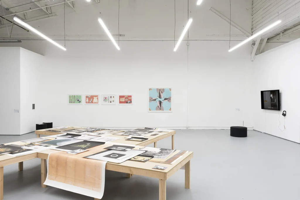 immagine per Veduta della mostra The Whisperers, a cura di Tannaz Farsi e Simone Ciglia, Ditch Projects, Springfield, OR, 17 gennaio–15 febbraio 2026. Opere di (da sinistra verso destra): Stephanie Syjuco, MoRE, Wendy Red Star, Shadi Harouni. Foto Mike Bray