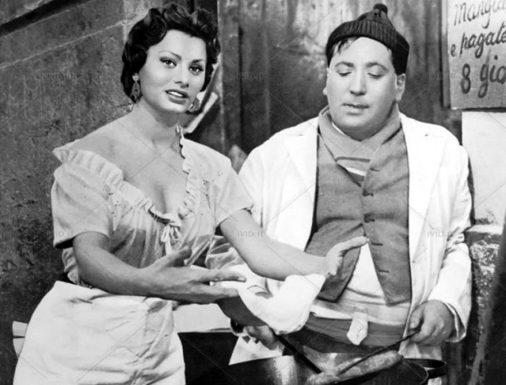 immagine per Sophia Loren e Giacomo Furia nell'episodio Pizze a credito - L'oro di Napoli è un film del 1954, diretto da Vittorio De Sica
