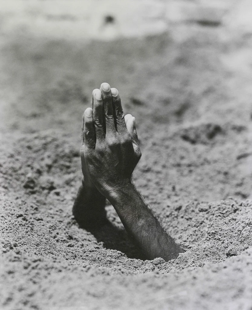 immagine per Maurizio Cattelan Mother 1999 130 x 116,5 cm Stampa fotografica b/n MAXXI_Museo nazionale delle arti del XXI secolo Crediti: M3Studio Courtesy Fondazione MAXXI