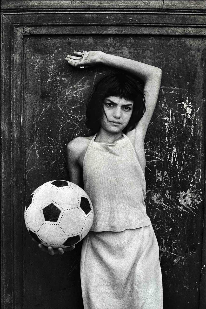 immagine per Letizia Battaglia, Quartiere Cala. La bambina con il pallone
