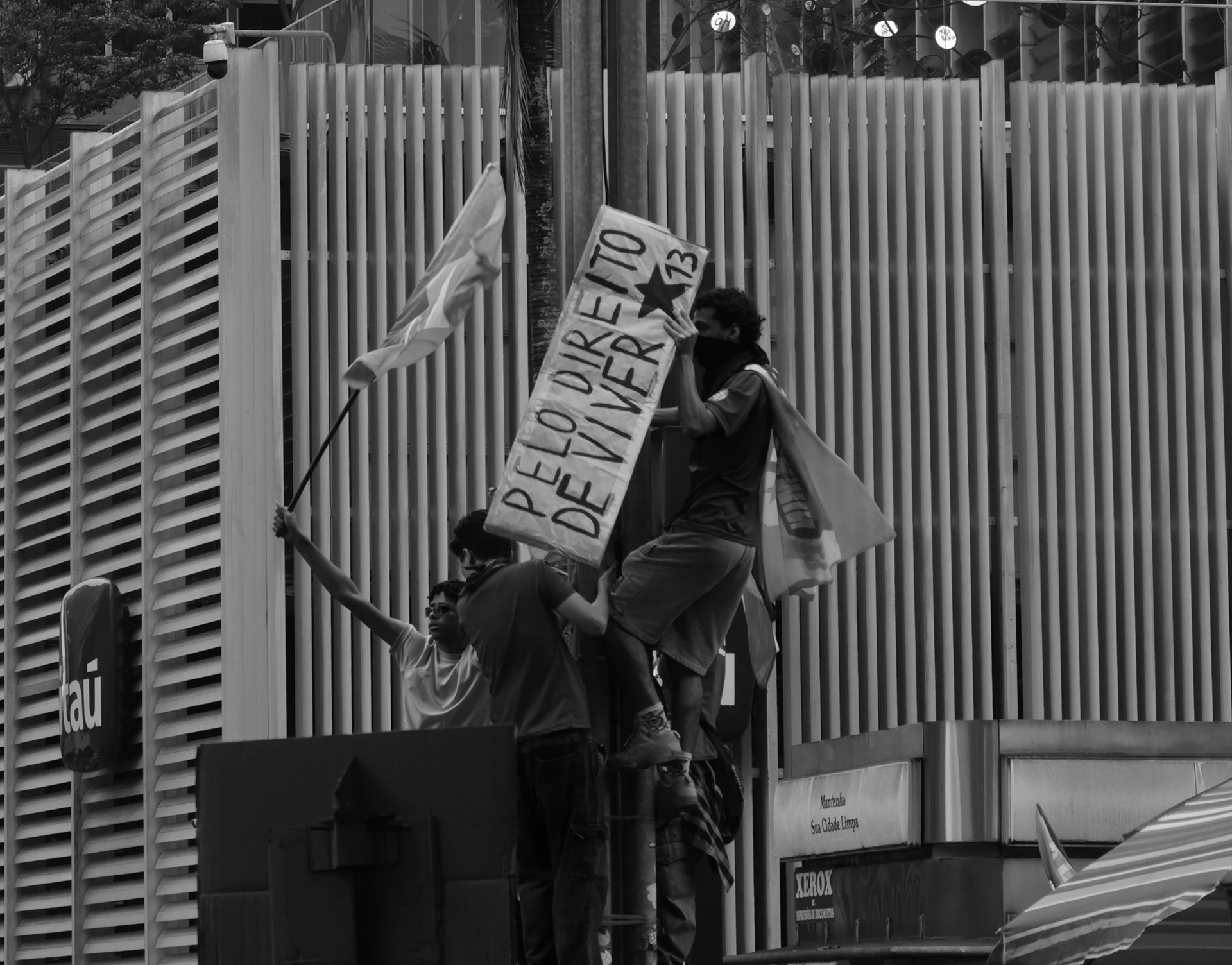 immagine per O Ato de Olhar (The Act of Looking). Neil Wildin - Above the Demonstration