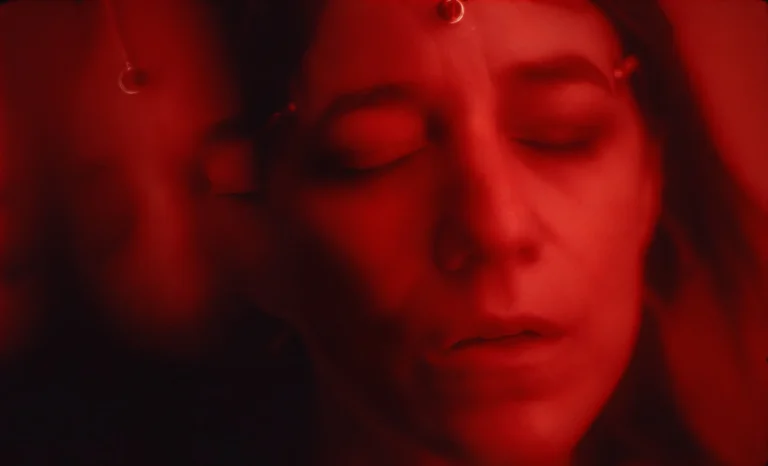 immagine per Charlotte Gainsbourg in Riverrun (2026), directed by Philippe Parreno, © 100 Questions Productions LLC