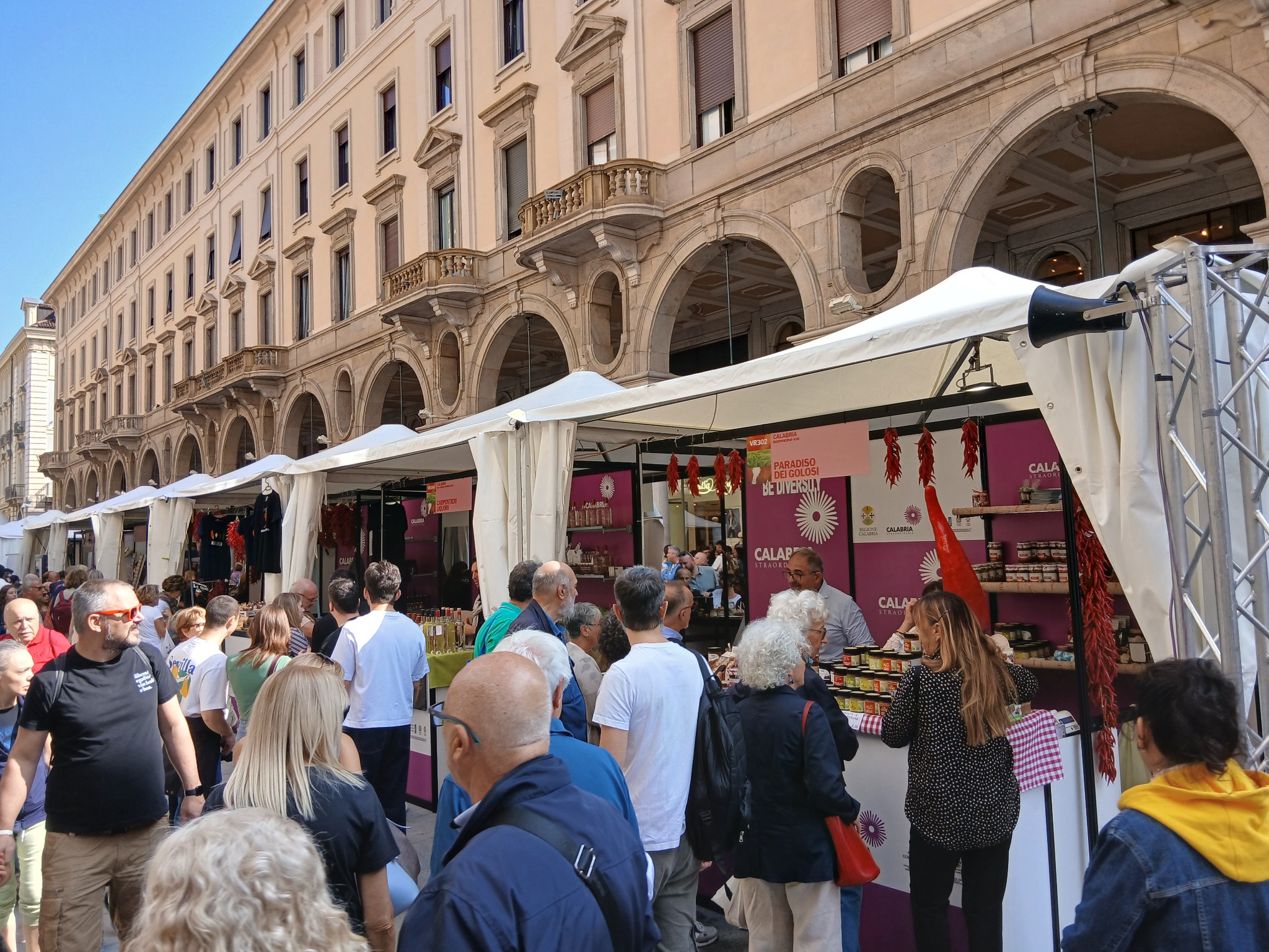 immagine per Gli stand di Terra Madre Salone del Gusto lungo via Roma, nel centro di Torino. Foto di Lorenzo Dolfi