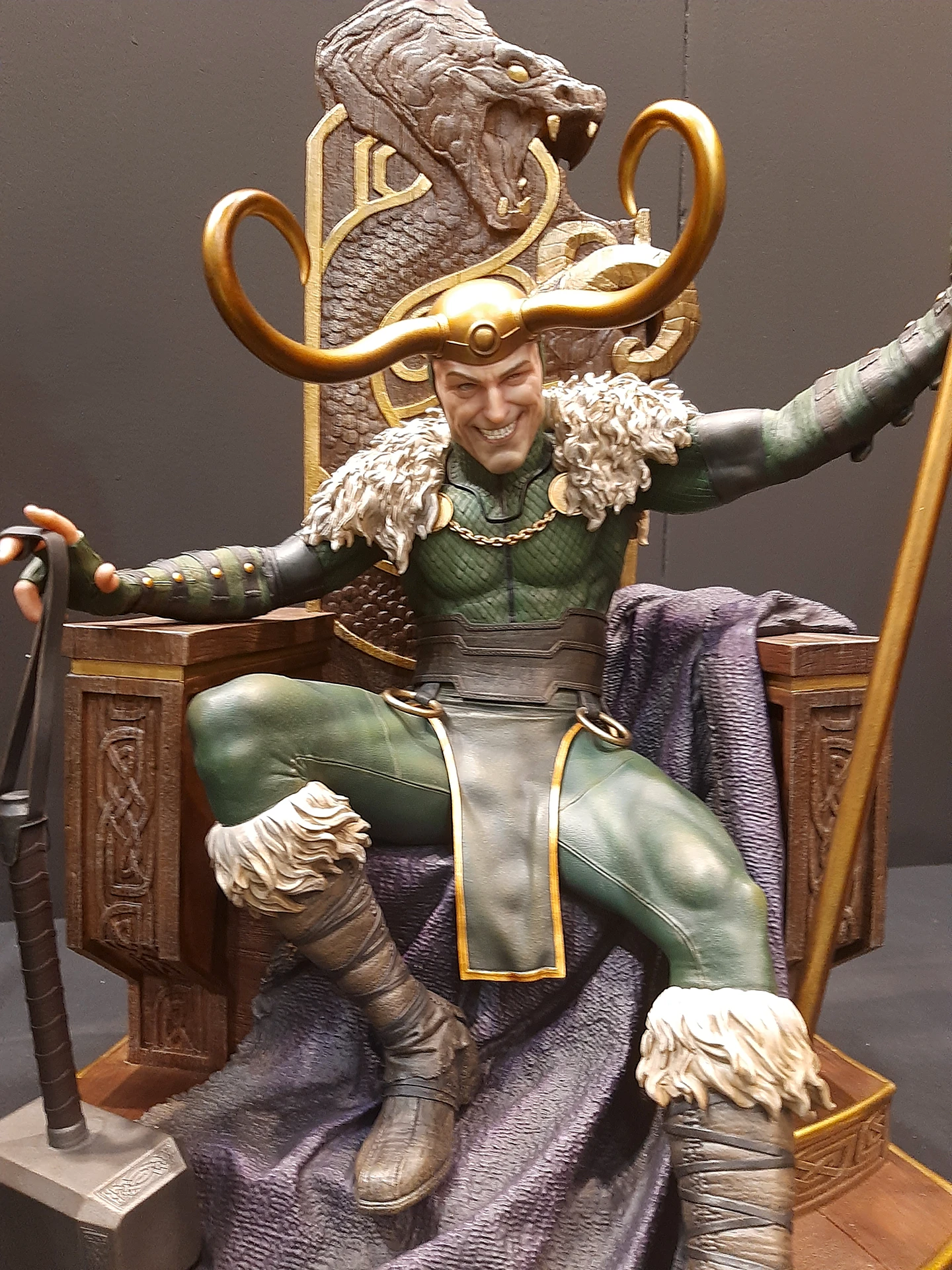 immagine per Particolare della statuetta da collezione di Loki, in mostra al 37°Romics. Ph. Luca Martusciello