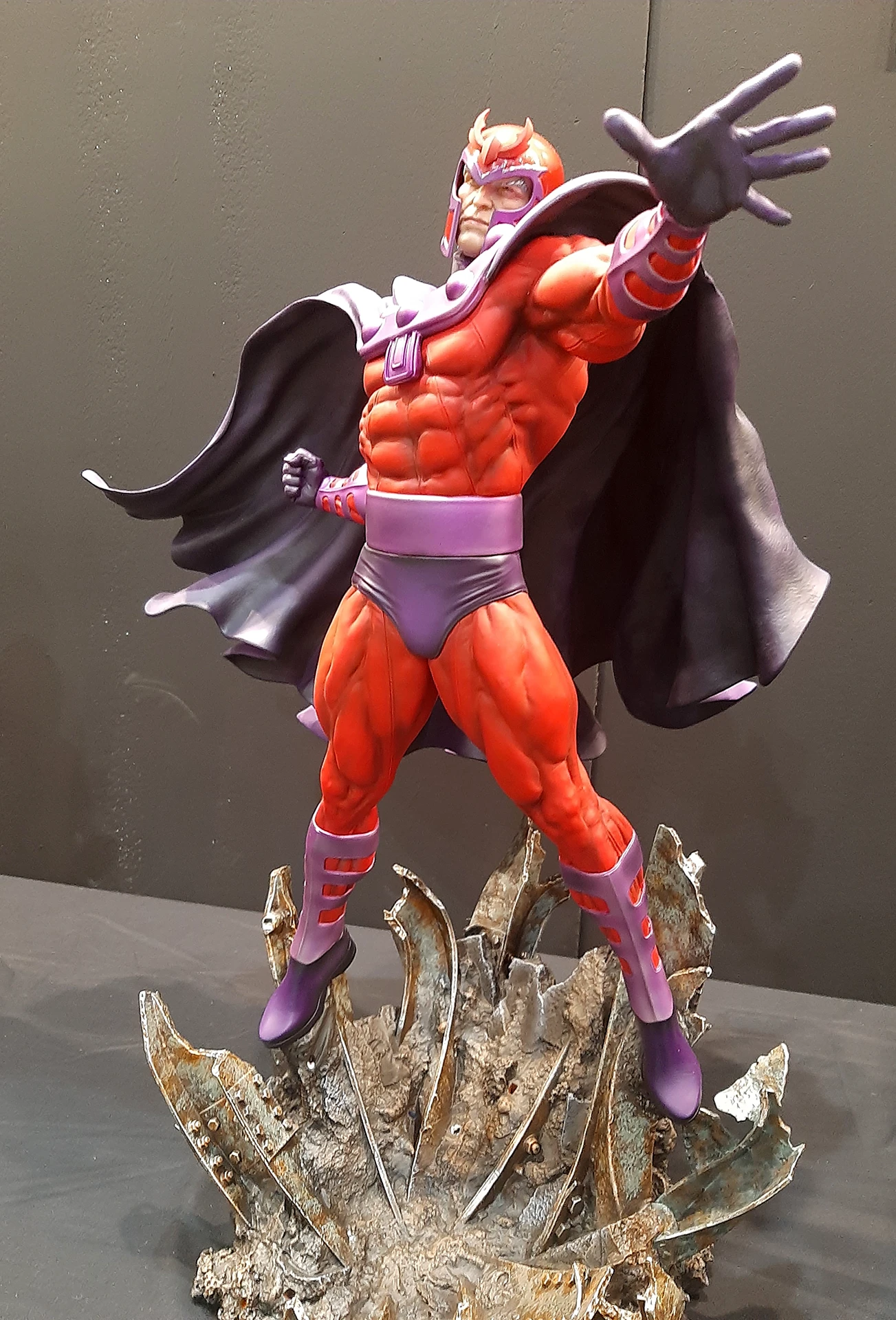 immagine per Statuetta da collezione di Magneto in mostra al 37°Romics. Ph. Luca Martusciello
