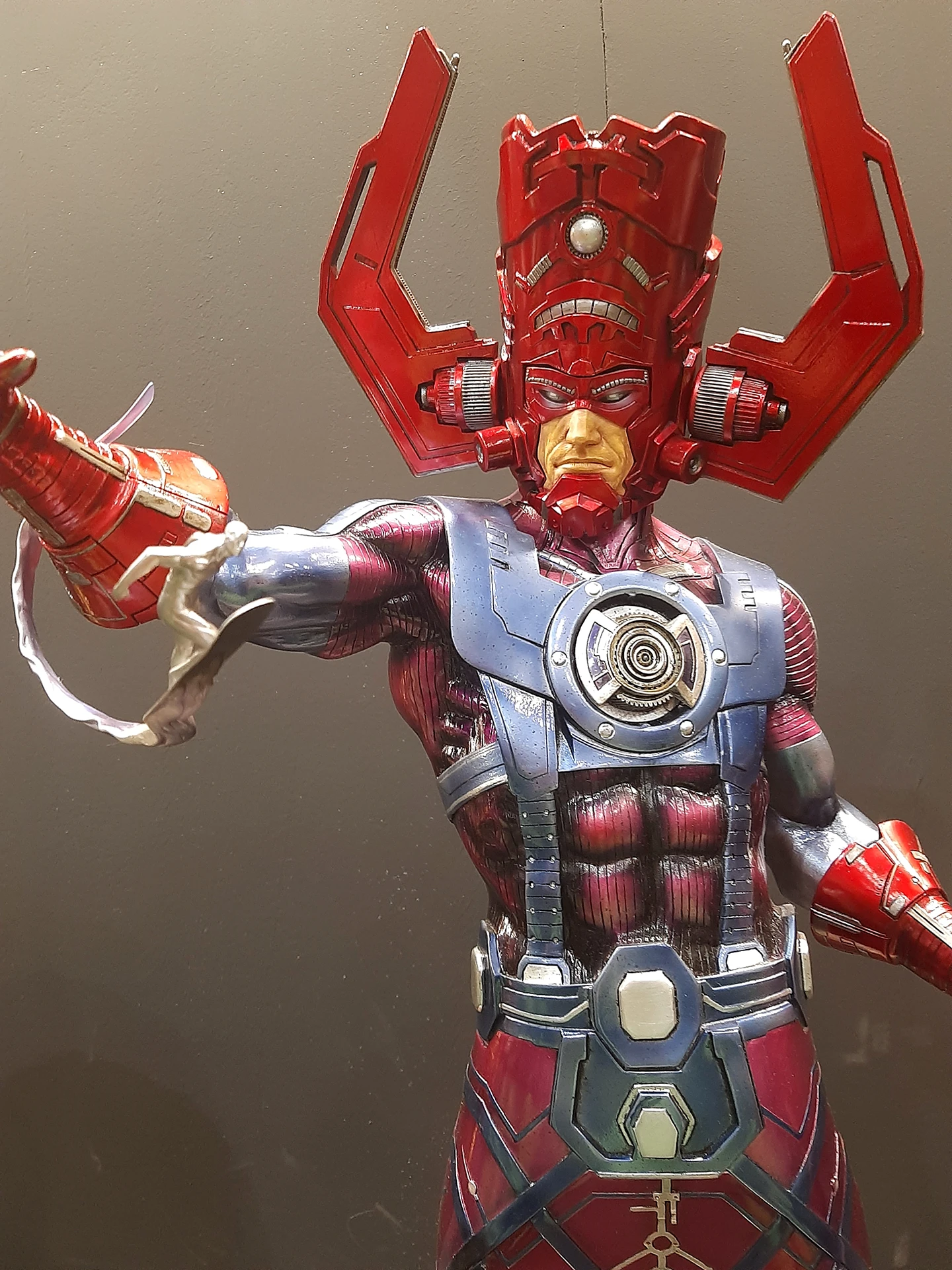 immagine per Galactus, il divoratore di mondi. Statua da collezione nella mostra Villains. Le radici del male. Ph. Luca Martusciello