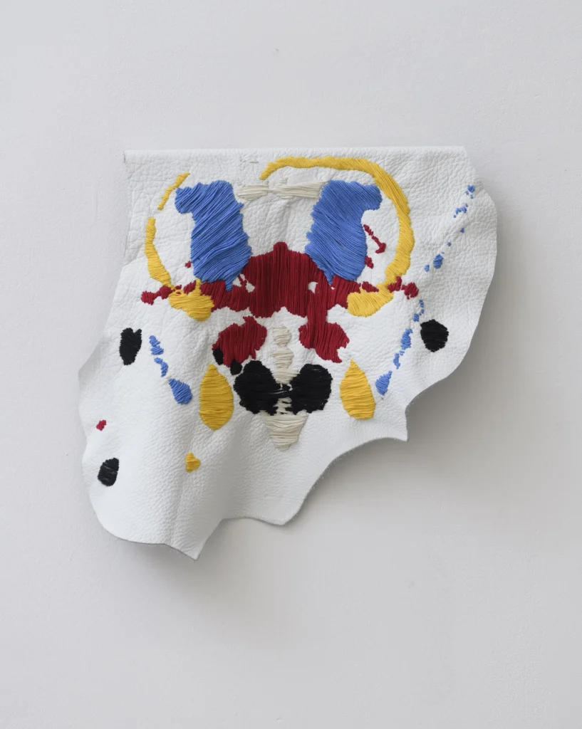 immagine per Luana Perilli L’orso umano, 2022, embroidery on leather, cm 35 x 37, photo by Giorgio Benni