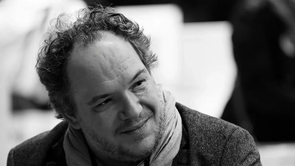 immagine per Fantasmi dal passato. Un messaggio da Mathias Énard. Mathias Énard en conférence lors du salon du livre de Paris 2013. https://commons.wikimedia.org/wiki/File:Paris_-_Salon_du_livre_2013_-_Mathias_%C3%89nard_-_003.jpg