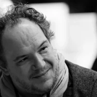 immagine per Fantasmi dal passato. Un messaggio da Mathias Énard. Mathias Énard en conférence lors du salon du livre de Paris 2013. https://commons.wikimedia.org/wiki/File:Paris_-_Salon_du_livre_2013_-_Mathias_%C3%89nard_-_003.jpg