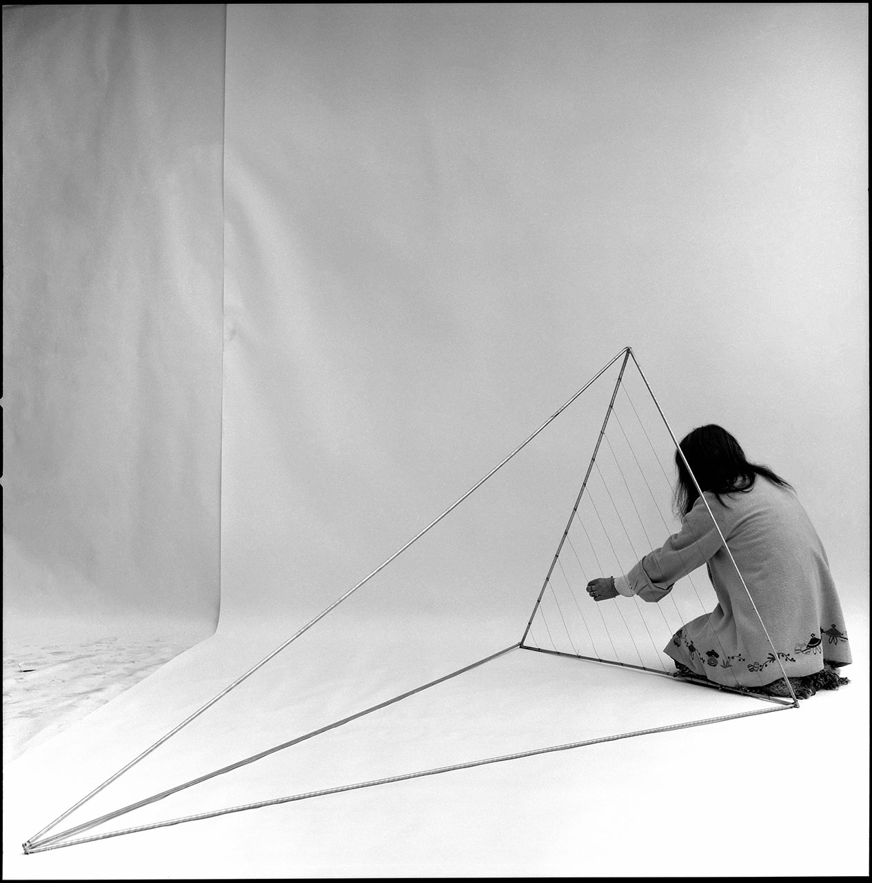 immagine per Marisa Merz mentre installa Arpa